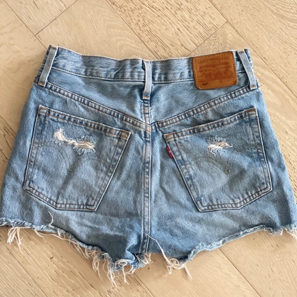 501 high rise levi jean distressed shorts - Picture 3 of 4